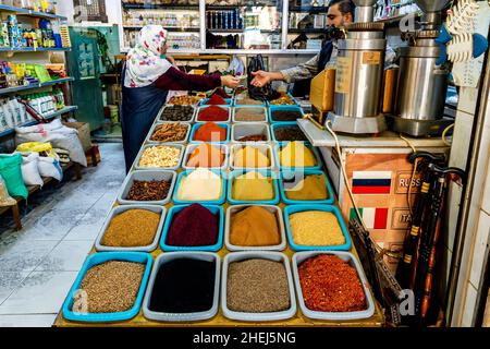 Eine Einheimische, die Gewürze im Souk, Aqaba, im Gouvernement Aqaba, Jordanien kauft. Stockfoto