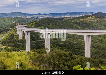 CrNi Kal Viadukt, Hochwa-Brücke in Slowenien Stockfoto