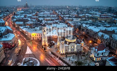 Luftaufnahme der Nacht mit der orthodoxen Kirche aus dem Iosefin-Bezirk von Timisoara. Foto aufgenommen am 9th. Januar 2022 in Timisoara, Kreis Timis, Rumänien. Stockfoto