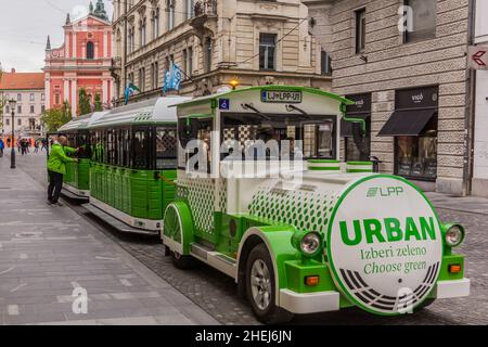 LJUBLJANA, SLOWENIEN - 14. MAI 2019: Touristenzug im Zentrum von Ljubljana, Slowenien Stockfoto