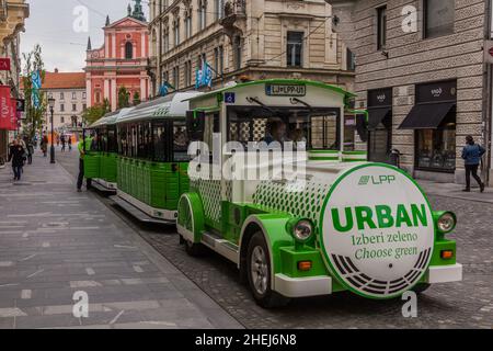 LJUBLJANA, SLOWENIEN - 14. MAI 2019: Touristenzug im Zentrum von Ljubljana, Slowenien Stockfoto