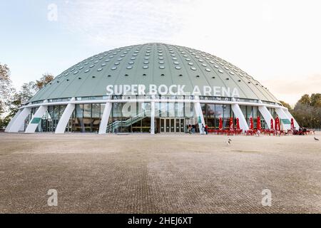 Porto, Portugal - 23. Oktober 2020: Fassade und Straßenatmosphäre des Pavillons der Super Bock Arena Rosa Mota, einer großen Aufführungshalle in der Stadt auf einem Stockfoto