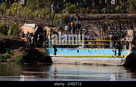 Kairo, Ägypten. 11th Januar 2022. Rettungskräfte arbeiten an dem Ort, an dem am 11. Januar 2022 ein Lastwagen in Gizeh, Ägypten, in den Nil stürzte. Mindestens zwei Menschen wurden getötet und acht weitere werden in Ägypten noch vermisst, als ein Lastwagen mit 24 Passagieren in den Nil in der Nähe der Hauptstadt Kairo stürzte, teilte die ägyptische Staatsanwaltschaft am Dienstag in einer Erklärung mit. Quelle: Ahmed Gomaa/Xinhua/Alamy Live News Stockfoto