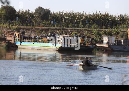 Kairo, Ägypten. 11th Januar 2022. Rettungskräfte arbeiten an dem Ort, an dem am 11. Januar 2022 ein Lastwagen in Gizeh, Ägypten, in den Nil stürzte. Mindestens zwei Menschen wurden getötet und acht weitere werden in Ägypten noch vermisst, als ein Lastwagen mit 24 Passagieren in den Nil in der Nähe der Hauptstadt Kairo stürzte, teilte die ägyptische Staatsanwaltschaft am Dienstag in einer Erklärung mit. Quelle: Ahmed Gomaa/Xinhua/Alamy Live News Stockfoto