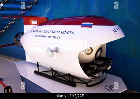 Russisches Tiefsee-Unterwasserforschungsfahrzeug, rot und weiß Stockfoto