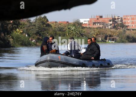 Kairo, Ägypten. 11th Januar 2022. Rettungskräfte suchen am 11. Januar 2022 in Gizeh, Ägypten, nach Vermissten von einem Lastwagen, der in den Nil gestürzt ist. Mindestens zwei Menschen wurden getötet und acht weitere werden in Ägypten noch vermisst, als ein Lastwagen mit 24 Passagieren in den Nil in der Nähe der Hauptstadt Kairo stürzte, teilte die ägyptische Staatsanwaltschaft am Dienstag in einer Erklärung mit. Quelle: Ahmed Gomaa/Xinhua/Alamy Live News Stockfoto