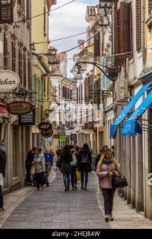 KOPER, SLOWENIEN - 15. MAI 2019: Schmale Gasse in Koper, Slowenien Stockfoto