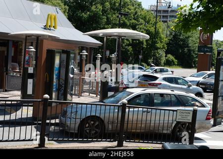 Staines-upon-Thames, Surrey, Großbritannien. 20th. Mai 2020. Das McDonald's Drive Thru Restaurant wurde heute nur zum Mitnehmen in Staines, Surrey, wiedereröffnet. Als die Stadt heute Morgen wieder eröffnet wurde, gab es riesige Schlangen von Straßen, die den Verkehr blockierten, nachdem sie während der Coronavirus-Sperre vorübergehend geschlossen worden war. Quelle: Maureen McLean/Alamy Stockfoto