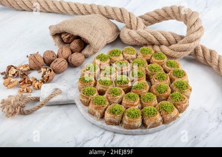 Palace Sarma Baklava mit Walnuss. Frisches türkisches Baklava auf einem Backblech. Traditionelles türkisches Dessert, auch bekannt als Baklava oder Saray Sarma. Stockfoto