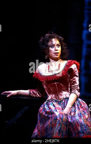 Maria Ewing (Carmen) in CARMEN von Bizet an der Royal Opera, Covent Garden, London WC2 26/04/1991 Leitung: Zubin Mehta Bühnenbild: Gerardo Vera Kostüme: Franca Squarciapino Beleuchtung: Bruno Boyer Bewegung: Stuart Hopps Flamenco Choreografin: Cristina Hoyos Regie: Nuria Espert Stockfoto