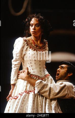 Maria Ewing (Carmen), Luis Lima (Don Jose) in CARMEN von Bizet an der Royal Opera, Covent Garden, London WC2 26/04/1991 Leitung: Zubin Mehta Bühnenbild: Gerardo Vera Kostüme: Franca Squarciapino Beleuchtung: Bruno Boyer Bewegung: Stuart Hopps Flamenco Choreografin: Cristina Hoyos Regie: Nuria Espert Stockfoto