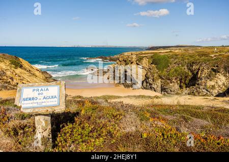 Übersetzung des Zeichens: Strand Serro da Aqua - der Name des Hügels auf dem Strand, Küste Vicentina, Porto Covo, Alentejo, Portugal Stockfoto