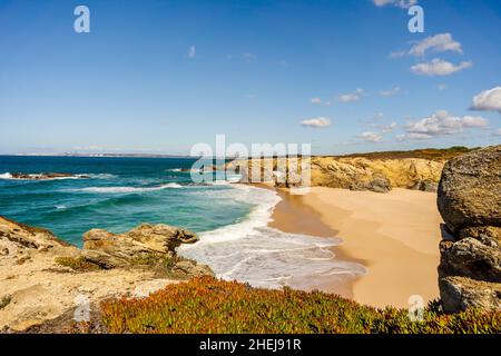 Riesiger Sandstrand namens Praia Grande de Porto Covo, Sines, Vicentina Route, Portugal Stockfoto