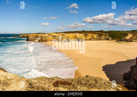 Riesiger Sandstrand namens Praia Grande de Porto Covo, Sines, Vicentina Route, Portugal Stockfoto