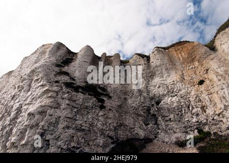 Weitwinkelansicht mit Blick auf die Chalk Cliffs gleich hinter Oldstairs Bay, Kingsdown, Kent Stockfoto