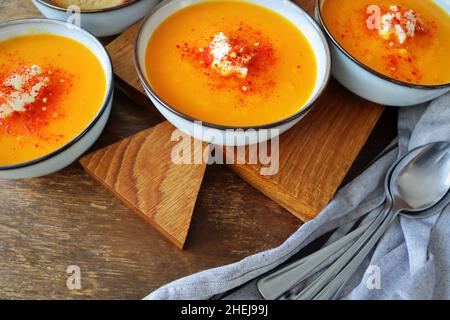 Thanksgiving-Konzept mit Kürbissuppe .Fall-Tischeinstellung für Feiern Herbstferien mit Suppe. Stockfoto