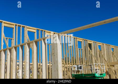 Fragment eines neuen Hauses im Bau Holzrahmen Balken Stockfoto