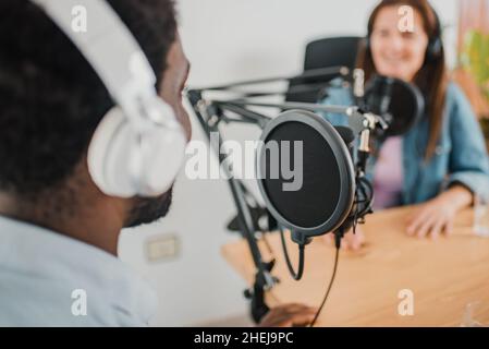 Schwarzer Mann, der Podcast mit Frau aufzeichnete Stockfoto
