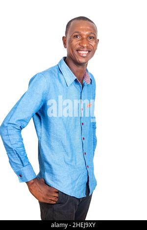 Ein junger, gutaussehender Geschäftsmann, der ein elegantes Hemd trägt und die Kamera anlächelt. Stockfoto