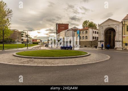 KOPER, SLOWENIEN - 15. MAI 2019: Kreisverkehr und Muda-Tor in Koper, Slowenien Stockfoto