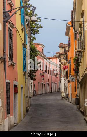 KOPER, SLOWENIEN - 15. MAI 2019: Schmale Straße in Koper, Slowenien Stockfoto