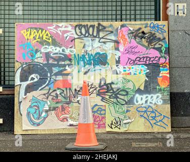Glasgow, Schottland, Großbritannien. 11th Januar 2022. Der neue Batgirl-Film ist auf dem neuesten Stand, da die Straßensperrungen vorhanden sind und die Ladenfronten mit einem Art-Deco-Gebäude und mercat-Kreuz mit Graffiti gebaut werden, um die Dystopie zu kommunizieren. Quelle: gerard Ferry/Alamy Live News Stockfoto
