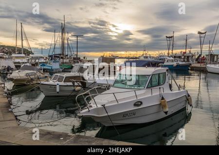 KOPER, SLOWENIEN - 15. MAI 2019: Sonnenuntergang in Koper Marina, Slowenien Stockfoto