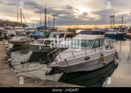 KOPER, SLOWENIEN - 15. MAI 2019: Sonnenuntergang in Koper Marina, Slowenien Stockfoto