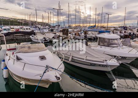 KOPER, SLOWENIEN - 15. MAI 2019: Sonnenuntergang in Koper Marina, Slowenien Stockfoto