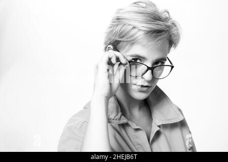Frau entzückende Blondine tragen Brillen aus nächster Nähe. Brillenmode. Fügen Sie intelligentes Zubehör hinzu. Stilvolle Mädchen mit Brillen. Sehvermögen und Augengesundheit. Gut Stockfoto