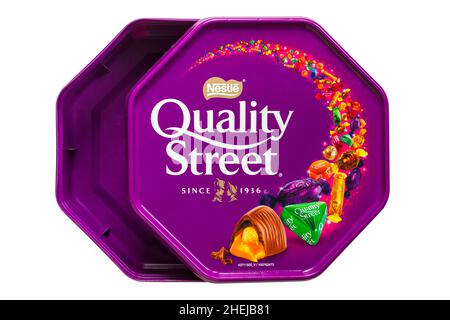 Leere Wanne mit Nestlé Nestle Quality Street Chocolates Süßigkeiten isoliert auf weißem Hintergrund - Deckel entfernt alles weg Stockfoto