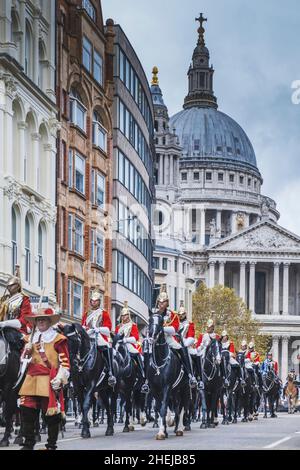 Wächter der Queen's Household Division Rettungsschwimmer vor der St. Paul's Cathedral, Bürgermeister der Londoner Show, City of London, London, England, Großbritannien Stockfoto