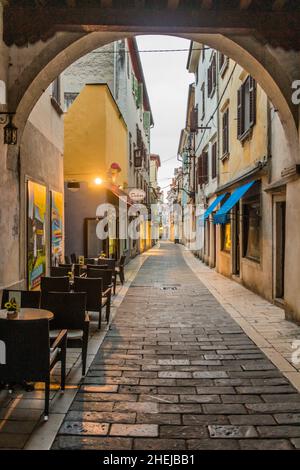 KOPER, SLOWENIEN - 15. MAI 2019: Cevljarska Straße in Koper, Slowenien Stockfoto