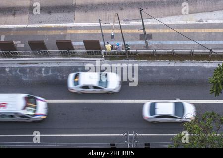 Erhöhter Blick auf einen vielbefahrenen, mehrspurigen innerstädtischen Highway in Lateinamerika Stockfoto