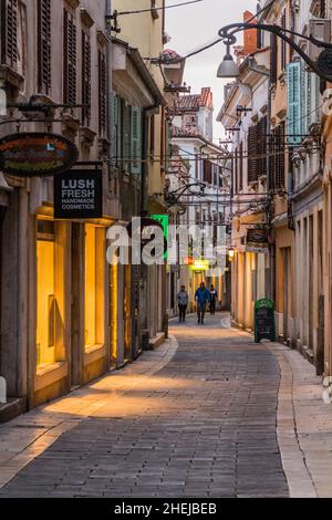 KOPER, SLOWENIEN - 15. MAI 2019: Cevljarska Straße in Koper, Slowenien Stockfoto