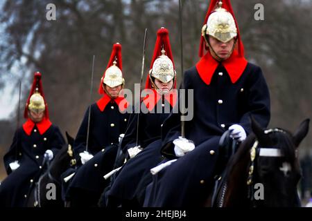 RETANSMITTING ÄNDERUNG DES BILDDATUMS BIS HEUTE Mitglieder der Household Cavalry während des Wechsels des Queen's Life Guard, auf der Horse Guards Parade, im Zentrum von London. Bilddatum: Dienstag, 11. Januar 2022. Stockfoto