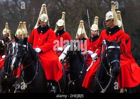 RETANSMITTING ÄNDERUNG DES BILDDATUMS BIS HEUTE Mitglieder der Household Cavalry während des Wechsels des Queen's Life Guard, auf der Horse Guards Parade, im Zentrum von London. Bilddatum: Dienstag, 11. Januar 2022. Stockfoto