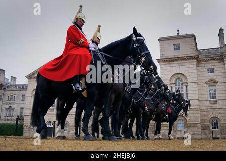 RETANSMITTING ÄNDERUNG DES BILDDATUMS BIS HEUTE Mitglieder der Household Cavalry ohne Zuschauer oder Touristen während des Wechsels des Queen's Life Guard, auf der Horse Guards Parade, im Zentrum von London. Bilddatum: Dienstag, 11. Januar 2022. Stockfoto