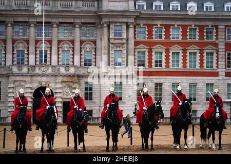 RETANSMITTING ÄNDERUNG DES BILDDATUMS BIS HEUTE Eine einsame Person geht an der Ablösung des Queen's Life Guard, auf der Horse Guards Parade, im Zentrum von London. Bilddatum: Dienstag, 11. Januar 2022. Stockfoto