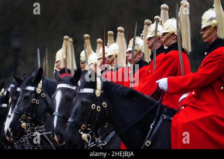 RETANSMITTING ÄNDERUNG DES BILDDATUMS BIS HEUTE Mitglieder der Household Cavalry während des Wechsels des Queen's Life Guard, auf der Horse Guards Parade, im Zentrum von London. Bilddatum: Dienstag, 11. Januar 2022. Stockfoto