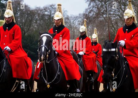 RETANSMITTING ÄNDERUNG DES BILDDATUMS BIS HEUTE Mitglieder der Household Cavalry während des Wechsels des Queen's Life Guard, auf der Horse Guards Parade, im Zentrum von London. Bilddatum: Dienstag, 11. Januar 2022. Stockfoto