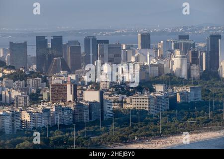 Brasilien, Rio de Janeiro. Das zentrale Geschäftsviertel in der Innenstadt mit den öffentlichen Gärten des Atro do Flamengo von Roberto Burle Marx und dem Flamengo-Strand Stockfoto