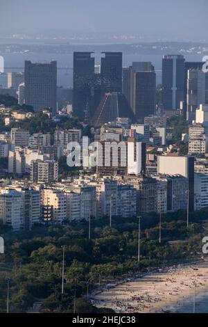 Brasilien, Rio de Janeiro. Das zentrale Geschäftsviertel in der Innenstadt mit den öffentlichen Gärten des Atro do Flamengo von Roberto Burle Marx und dem Flamengo-Strand Stockfoto