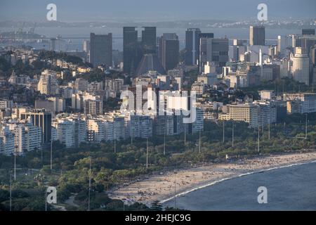 Brasilien, Rio de Janeiro. Das zentrale Geschäftsviertel in der Innenstadt mit den öffentlichen Gärten des Atro do Flamengo von Roberto Burle Marx und dem Flamengo-Strand Stockfoto