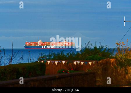 HMM Algeciras größtes Containerschiff der Welt, eines von zwei in Brixham Bay Devon im Vereinigten Königreich.Bild Robert Timoney/AlamyStockFileBild Stockfoto