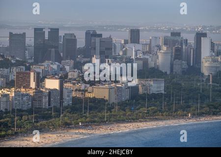 Brasilien, Rio de Janeiro. Das zentrale Geschäftsviertel in der Innenstadt mit den öffentlichen Gärten des Atro do Flamengo von Roberto Burle Marx und dem Flamengo-Strand Stockfoto