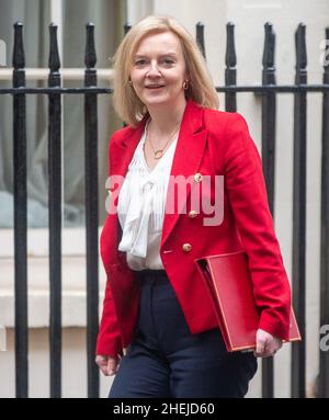 London, England, Großbritannien. 11th Januar 2022. Außenministerin LIZ TRUSS wird gesehen, wie sie die Downing Street 10 verlässt. (Bild: © Tayfun Salci/ZUMA Press Wire) Stockfoto