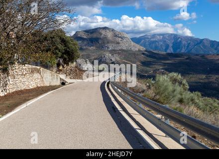 Straße nach Puerto del Sol Pass, Periana, Axarquía, Andalusien, Spanien Kalksteinberge Maroma Berg, Sierra de Tejeda in weiter Ferne Stockfoto