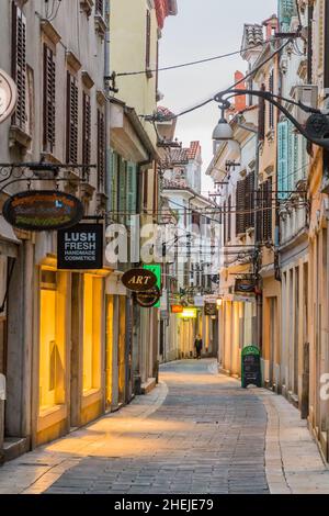 KOPER, SLOWENIEN - 15. MAI 2019: Cevljarska Straße in Koper, Slowenien Stockfoto