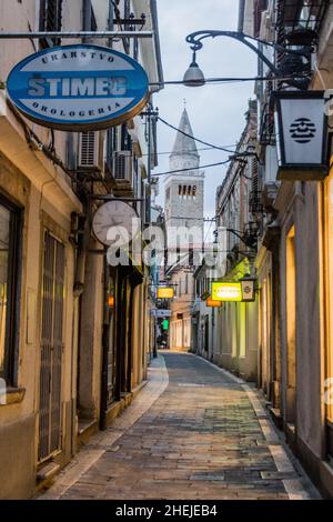 KOPER, SLOWENIEN - 15. MAI 2019: Cevljarska Straße in Koper, Slowenien Stockfoto